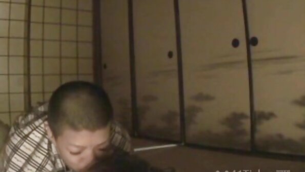 Seksikat tüdrukut peksab sarvjas valge kutt laual