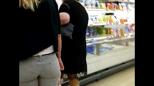 Rinnakas brünett ajab oma tagumikku märjaks enne meid
