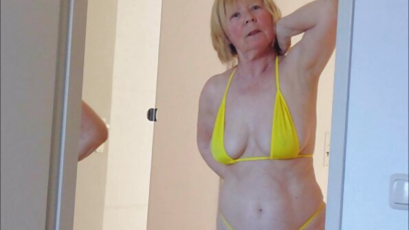 Kuum milf eemaldab oma vormiriietuse ja siis saab ta persse