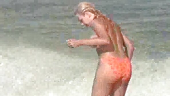 Blondiin masseerib oma klitorit, kui ta aluspüksid jalast võtab