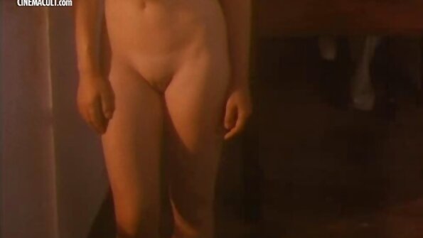 Seksikas tüdruksõber imeb riista ja naeratab, kui see juhtub