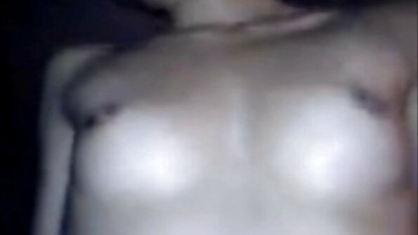Brünett kullake Zoi teeb kaamera ees oma seksikat sooloakti