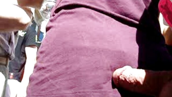 Bimbo, kes armastab mänguasjadega narrimist, naeratab tantsides