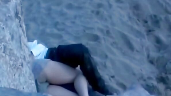 Kena ümmarguse tagumikuga tibu on voodil ja teeb doggy stiilis seksi