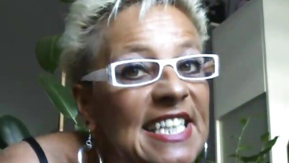 Amatöörmilf, kellel on kaks suurt rinda ja peenike perse imemine