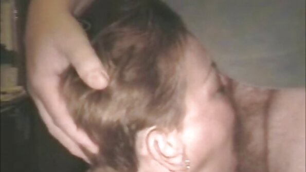 Blond, kes armastab kukke, on kolmekesi ja tegeleb anaalseksiga