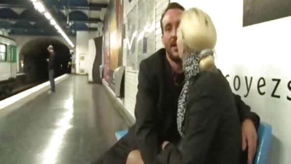 Köögis letil on suurte loomulike tissidega blondiin